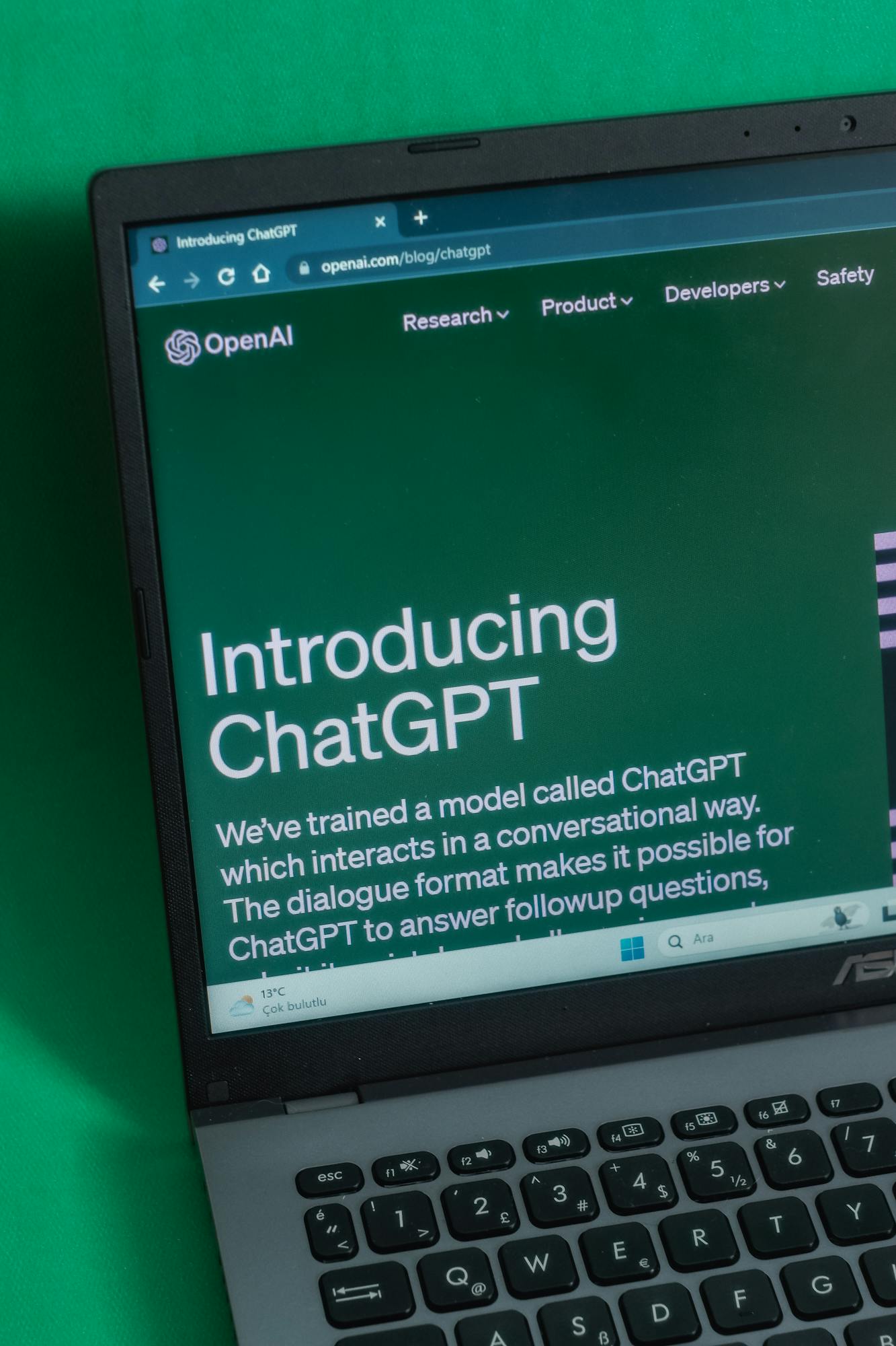 Laptop wyświetlający stronę wprowadzającą ChatGPT w przeglądarce internetowej - pozycjonowanie w AI - Studio A7