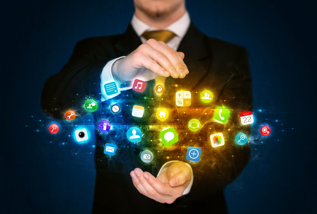 Biznesmen trzyma w dłoniach marketing internetowy